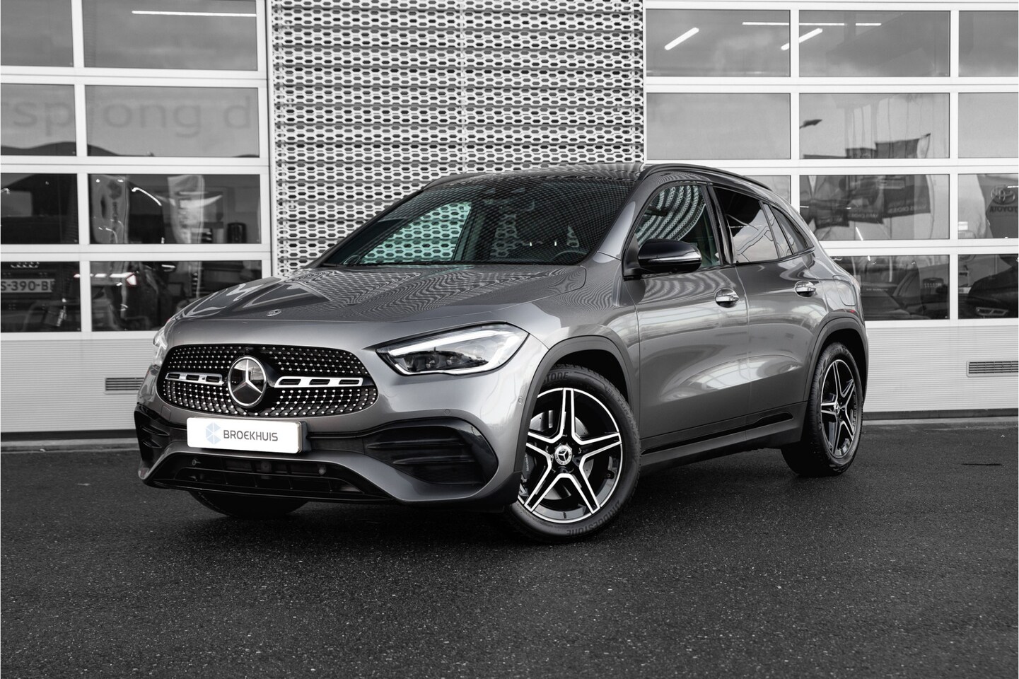 Mercedes-Benz GLA-Klasse - 250 AMG Line | Panoramadak | HUD | Trekhaak | Burmester | 19" | - AutoWereld.nl