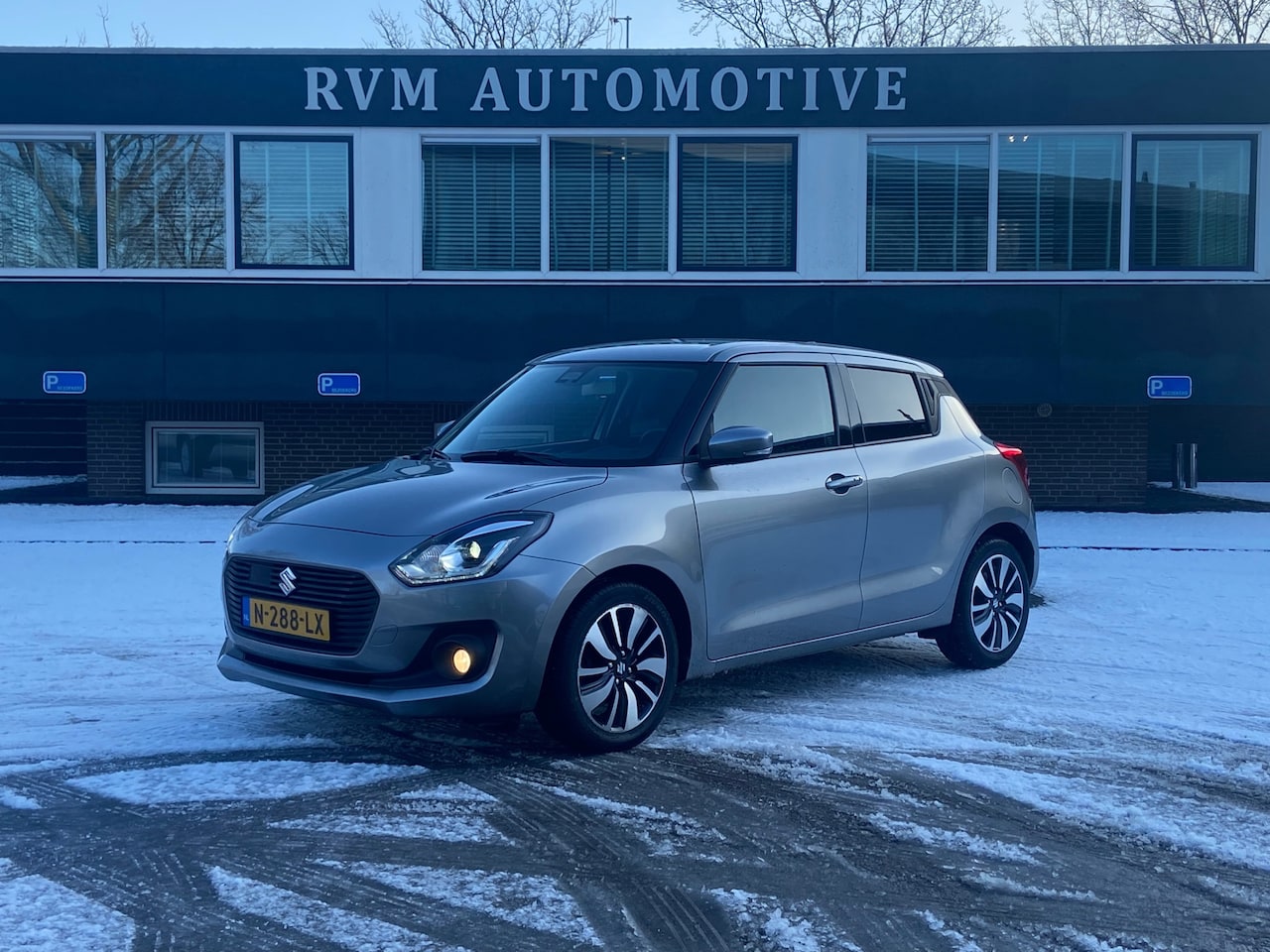 Suzuki Swift - 1.0 Stijl AUTOMAAT RIJKLAARPRIJS INCL. GROOT ONDERHOUD EN 12MND BOVAG - AutoWereld.nl