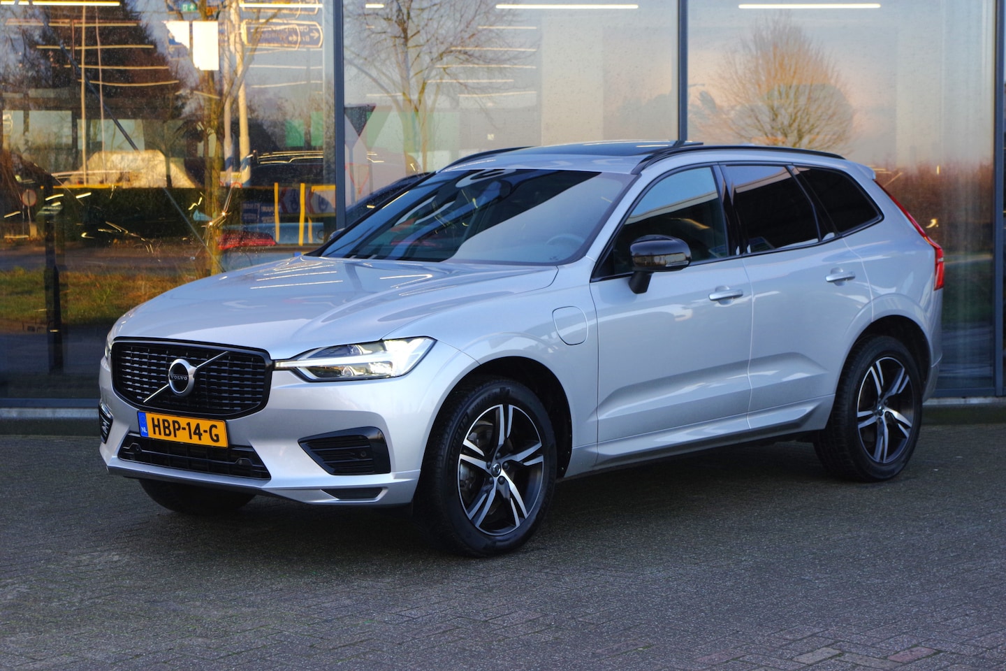 Volvo XC60 - 2.0 Recharge T8 390 PK AWD R-Design PHEV, Leder, Panoramadak, Memory, Camera, Keyless - AutoWereld.nl