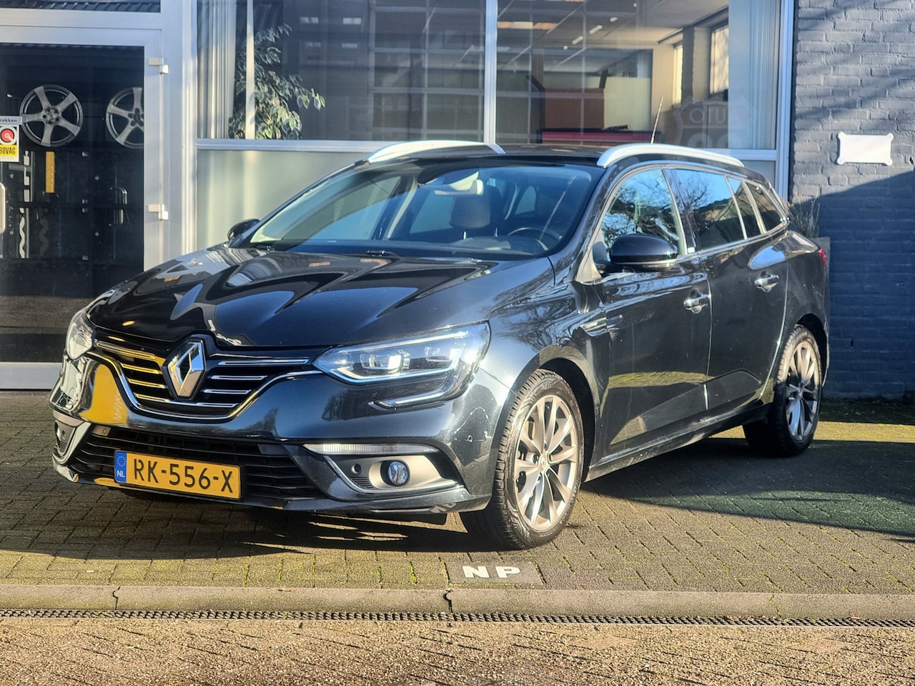 Renault Mégane Estate - 1.2 TCe Série Signature Exclusiv LEDER / MASSAGESTOELEN / STOELVERWARMING / EXCLUSIVE - AutoWereld.nl