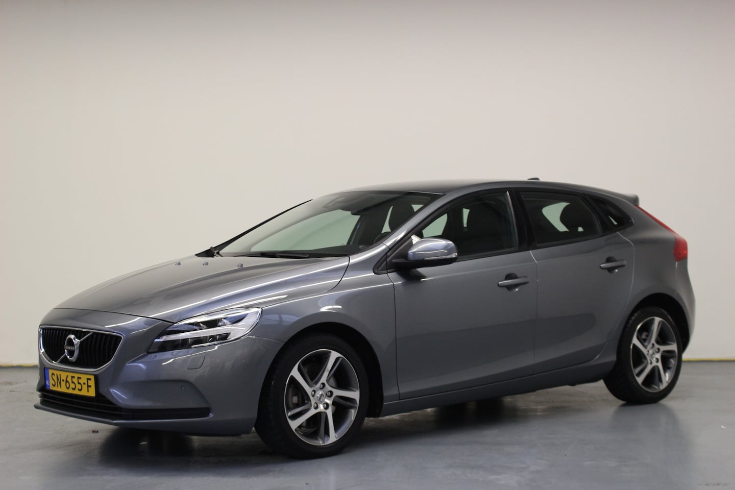 Volvo V40 - 2.0 T4 Nordic+ Automaat | Rijklaarprijs | Trekhaak | - AutoWereld.nl