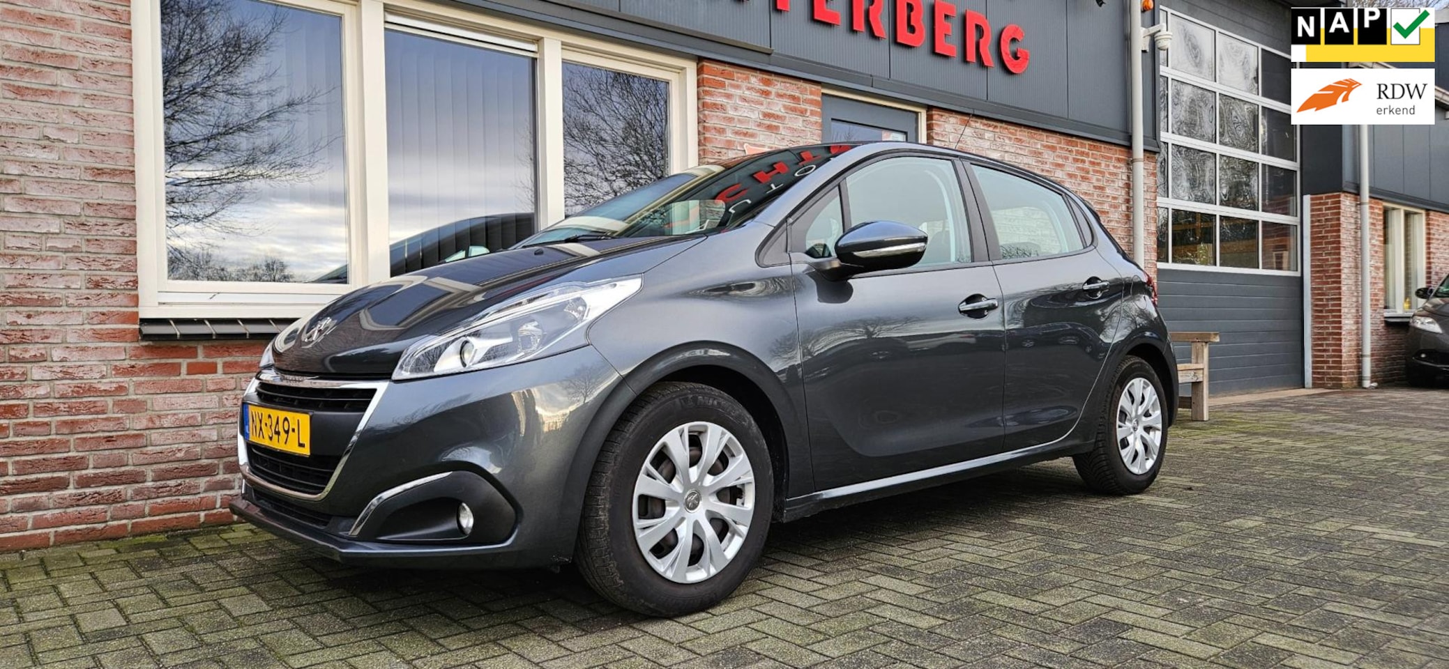 Peugeot 208 - 1.2 PureTech Blue Lion Airco! Cruise Control! Navigatie! PDC! NAP! Nette/Leuke Auto! - AutoWereld.nl