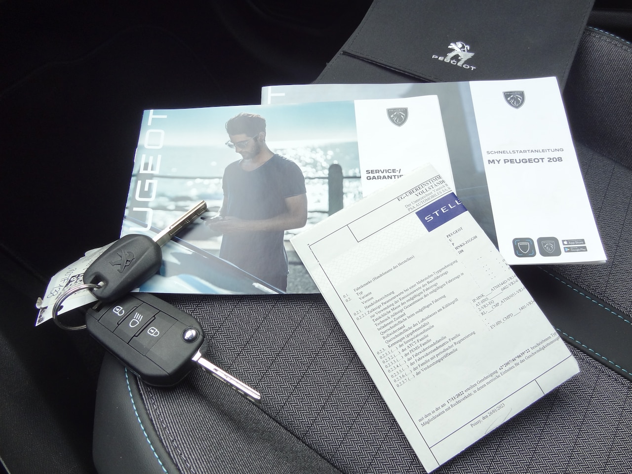 Peugeot 208 - 1.2 PureTech Allure Pack Stoelverwarming Carplay Camera Pdc