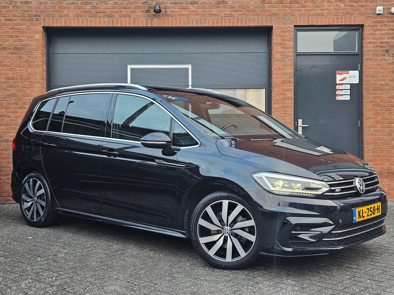 Volkswagen Touran - 1.4 TSI Highline 7p R-line Pano ACC LED Trekhaak 18'' Navi - AutoWereld.nl