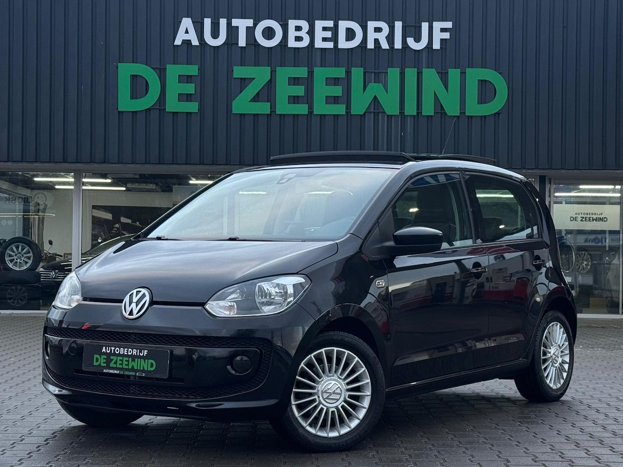 Volkswagen Up! - 1.0 high up! Panoramadak|Automaat|Leer - AutoWereld.nl