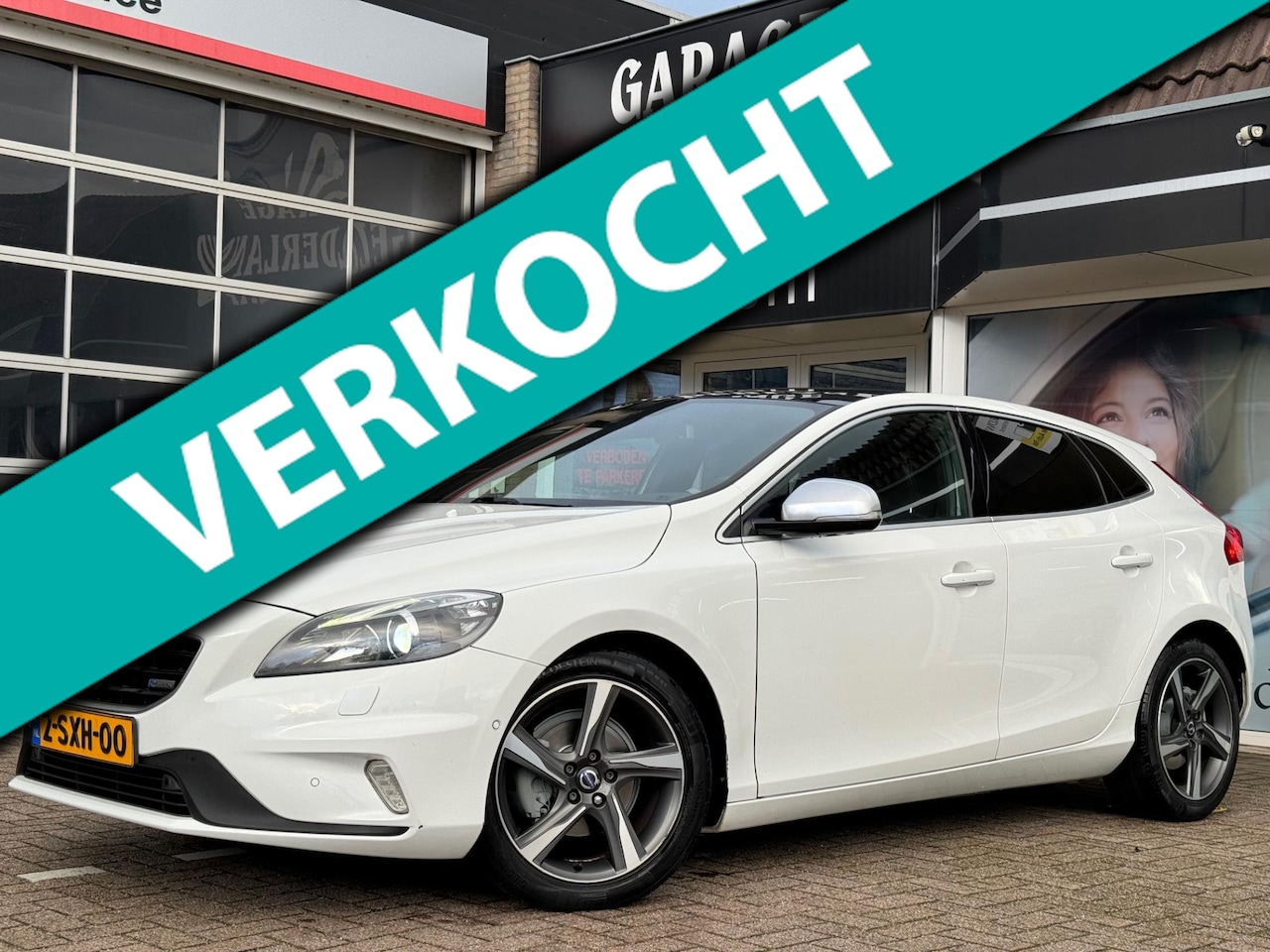 Volvo V40 - 1.6 D2 R-Design | Pano | Volleder | Xenon | Cruise | Climate | Pdc | Iso | Navi | Camera | - AutoWereld.nl