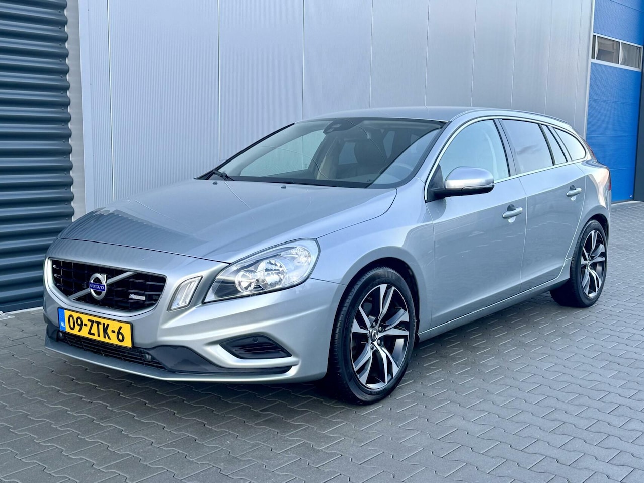 Volvo V60 - 1.6 T3 R-Design | Leder | Navi | NL auto | nette auto! - AutoWereld.nl