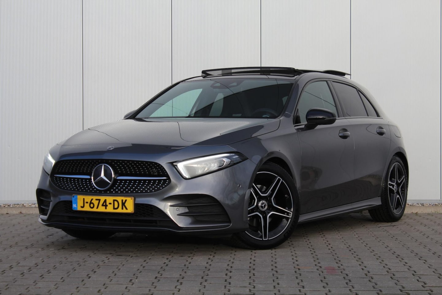 Mercedes-Benz A-klasse - 180 AMG | Night pakket | Schuif/Kantel dak | Automaat | BTW | Camera | NAP | Clima / Cruis - AutoWereld.nl