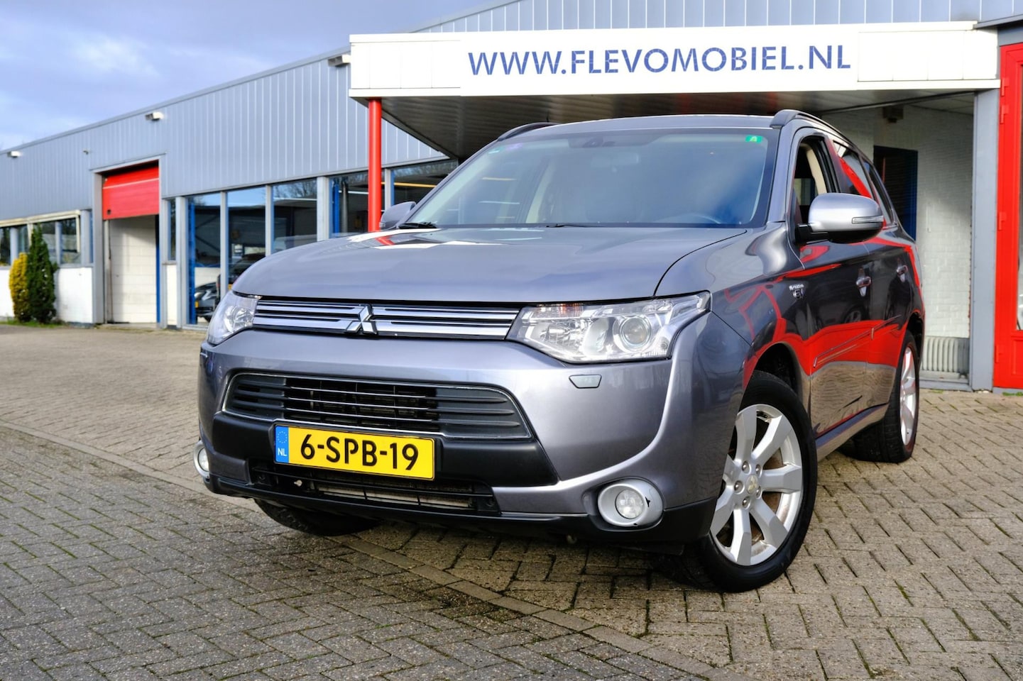 Mitsubishi Outlander - 2.0 PHEV Instyle Aut. Leder|Pano|LMV|Navi - AutoWereld.nl