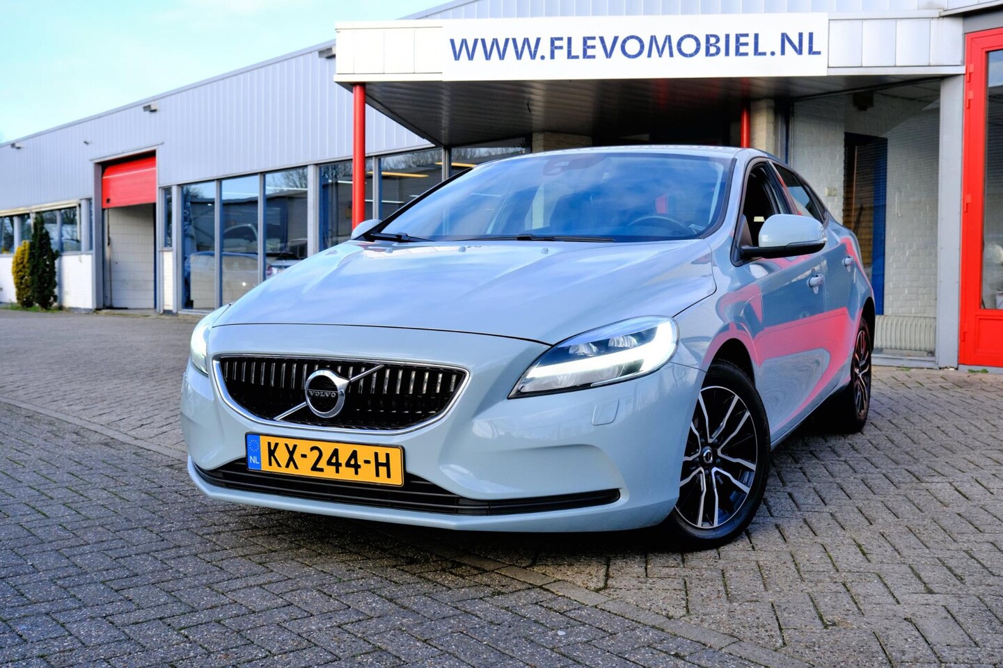 Volvo V40 - 2.0 D2 Nordic+ Navi|LED|1e Eig|Clima|LMV|Stoelverw. - AutoWereld.nl