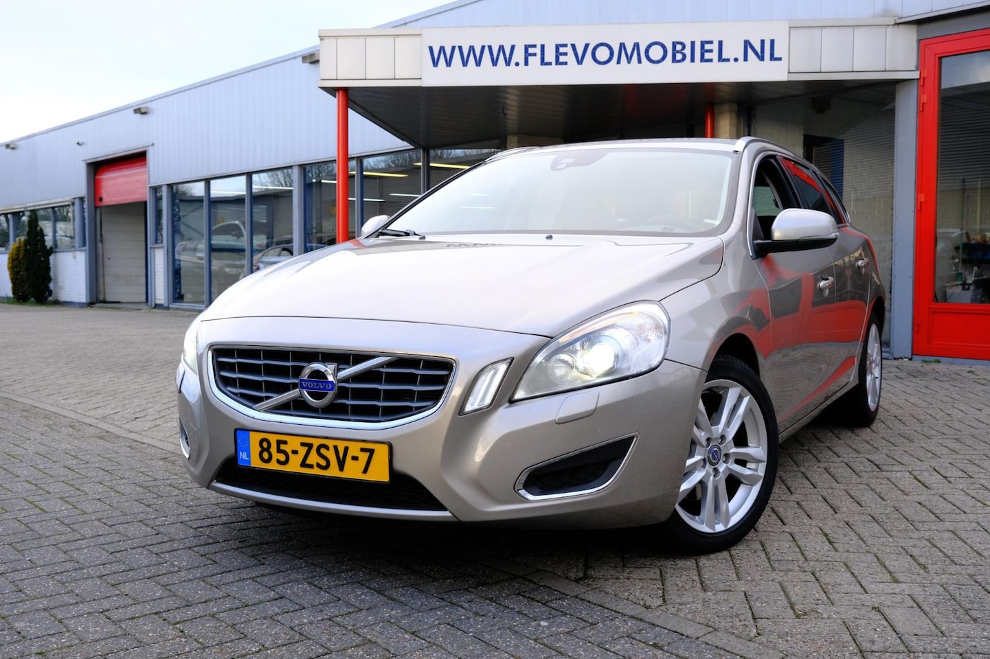 Volvo V60 - 1.6 T3 150pk Summum Xenon|Navi|Leder|Clima|LMV - AutoWereld.nl