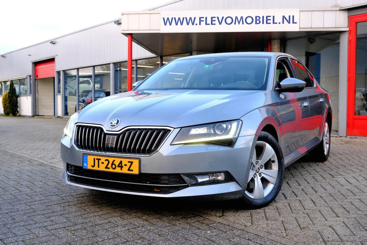 Skoda Superb - 1.6 TDI Ambition Business Aut. Xenon|1e Eig|Navi|Clima|Cam|LMV - AutoWereld.nl