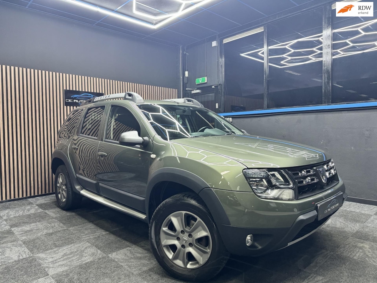 Dacia Duster - 1.2 Tce 4x2 Lauréate 1e Eig leder Navi Pdc Cruise Trekhaak In Nieuwstaat!!! - AutoWereld.nl