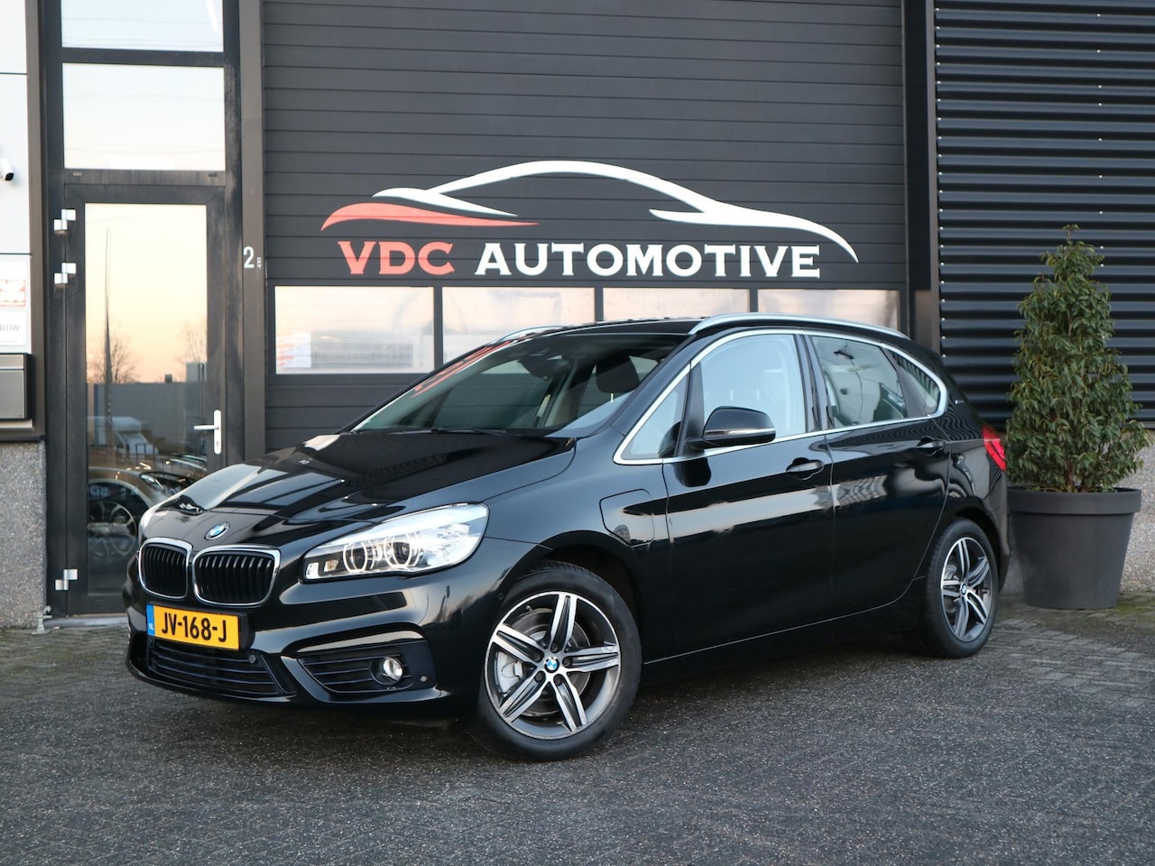 BMW 2-serie Active Tourer - 225xe Sportline | Comfort Access | Parkeersensoren | LED | Navigatie | Dealer Onderhouden - AutoWereld.nl