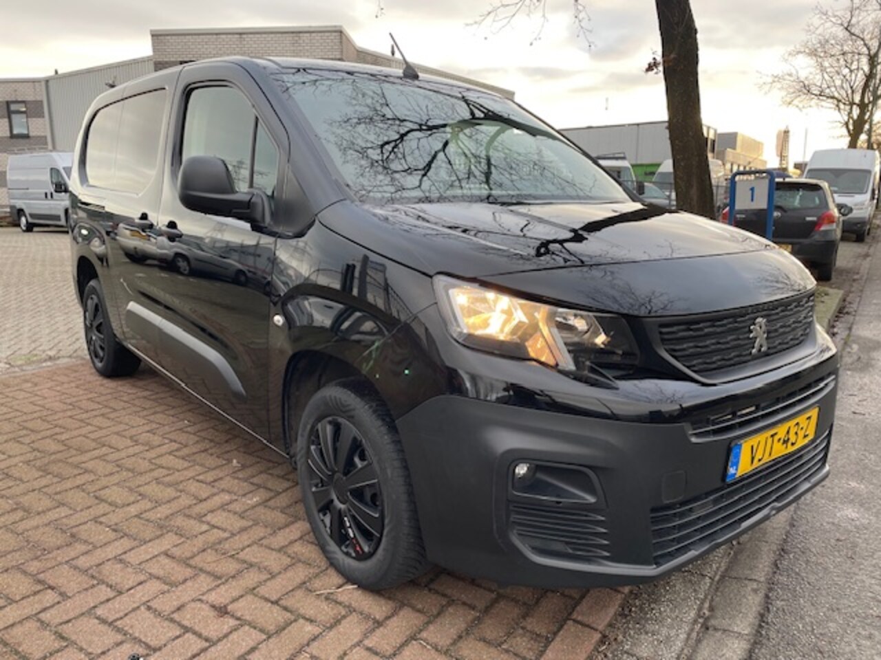 Peugeot Partner - 1.5 Blue HDI Premium L2 3 Zits Airco,Navigatie,Cruisecontrol,Lang Uitvoering - AutoWereld.nl