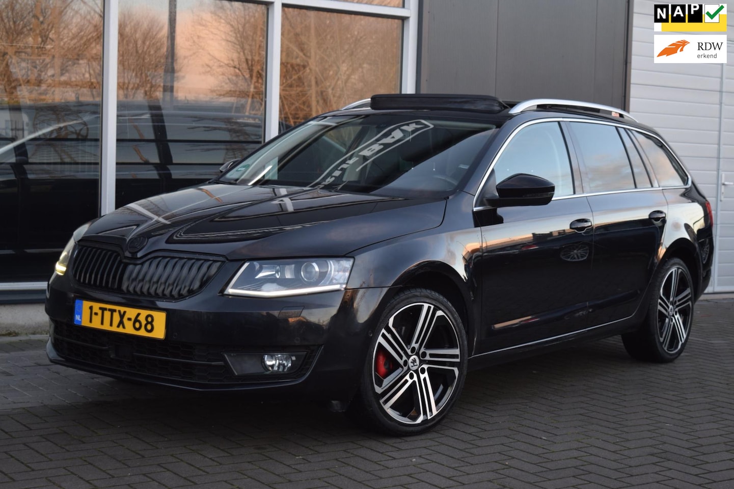 Skoda Octavia Combi - 1.4 TSI Greentech Elegance Businessline | Vol Optie ! | Pano | Navi | APK 9-2025 ! - AutoWereld.nl