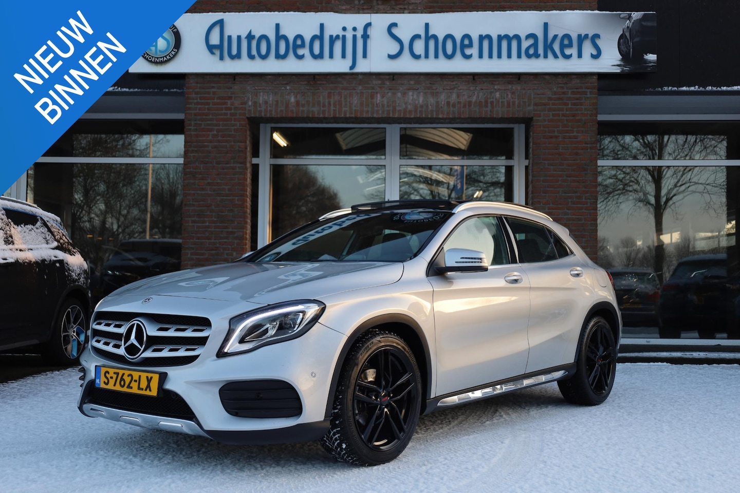 Mercedes-Benz GLA-Klasse - 180 Business Solution AMG PANO CAMERA LEER/ALCANTARA 19"LMV LED 2xPDC ELEK-KLEP ZWARTE-HEM - AutoWereld.nl