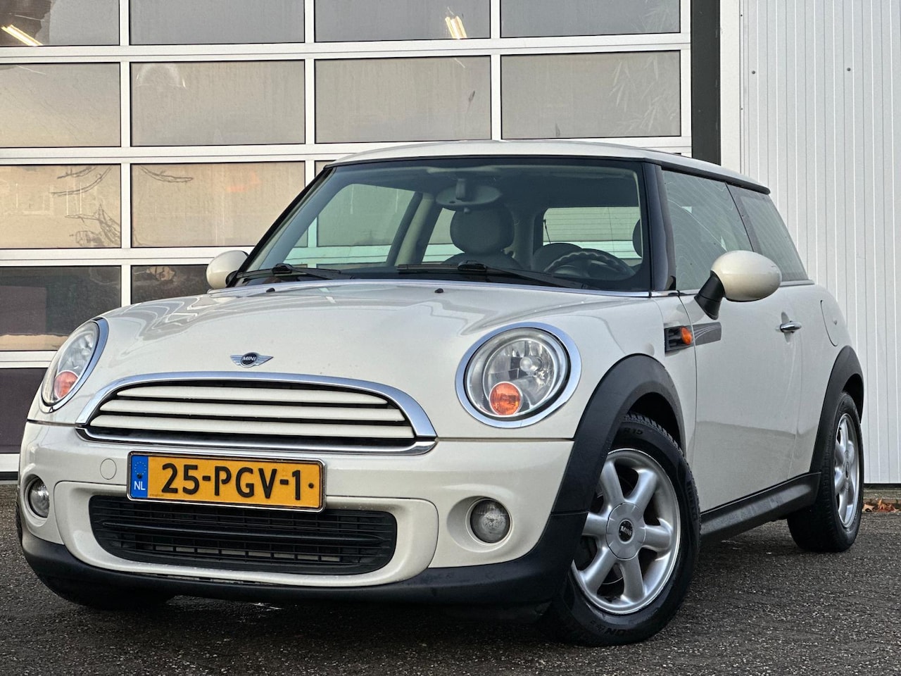 MINI One - Mini 1.6 MINIMALIST Salt 100pk | Airco | Lederen bekleding | Cruise Control | Bekerhouders - AutoWereld.nl