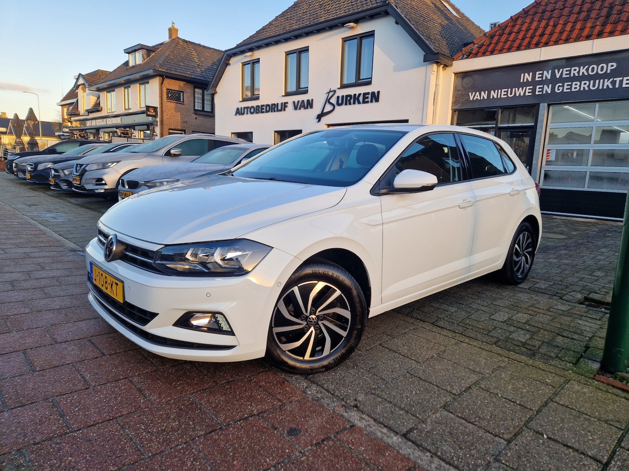 Volkswagen Polo - 1.0 TSI Comfortline Business 1.0 TSI Comfortline Business, Navigatie,Apple Car Play,Android,Climate control - AutoWereld.nl