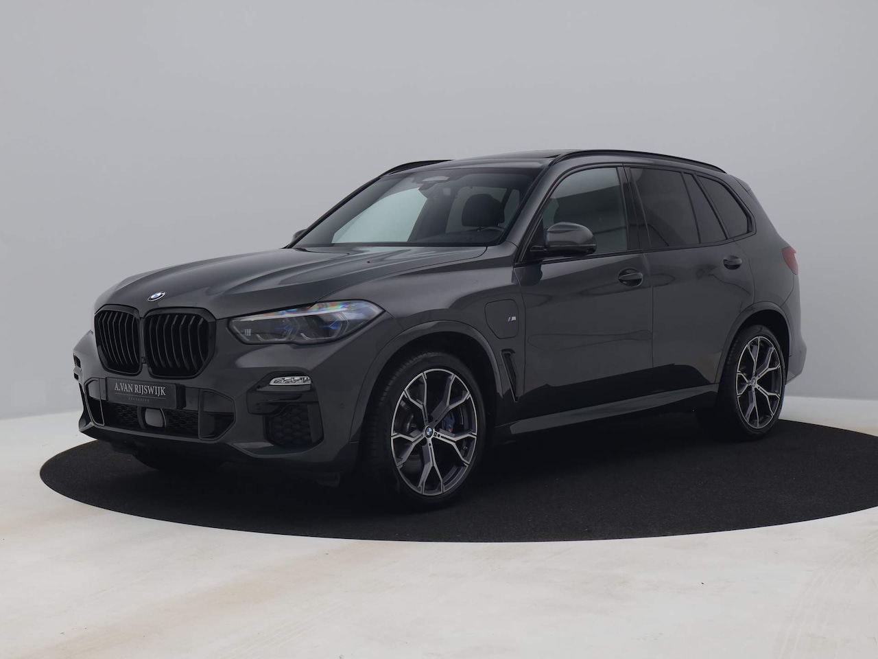 BMW X5 - xDrive45e M-Sport | PANO SKY-LOUNGE | SOFT CL. | B&W | STOELVENT. | TREKHAAK - AutoWereld.nl