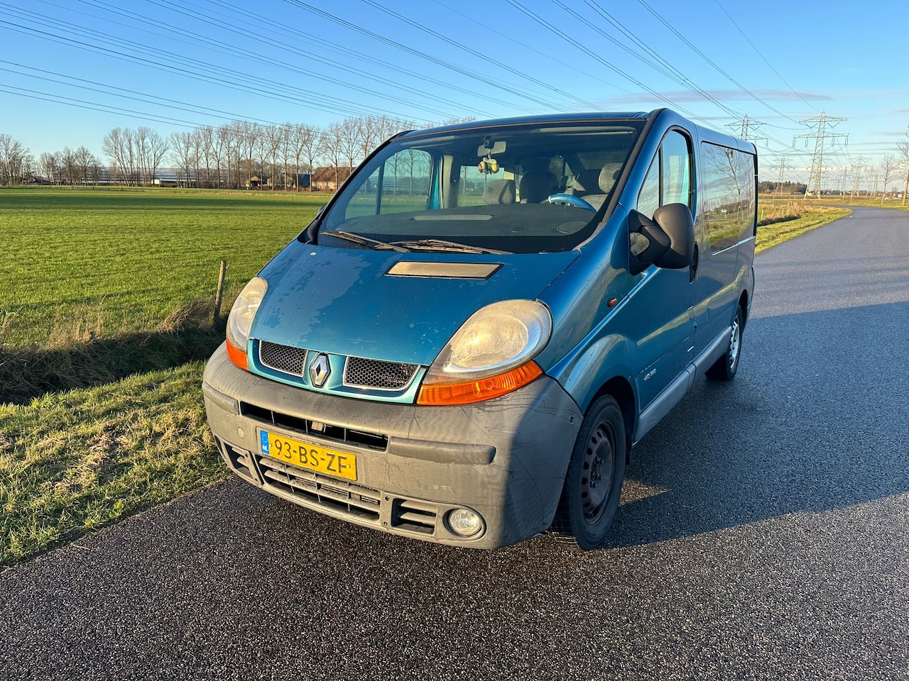 Renault Trafic - 2.5 dCi L1 H1 DUBBEL CABINE / 5 PERSOONS / AIRCO / TREKHAAK ! - AutoWereld.nl