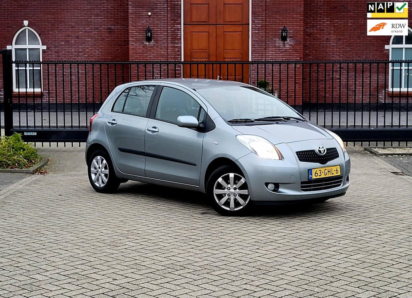 Toyota Yaris - 1.3 VVTi Executive / Airco / Leer / Nap / 5 drs / Navi - AutoWereld.nl