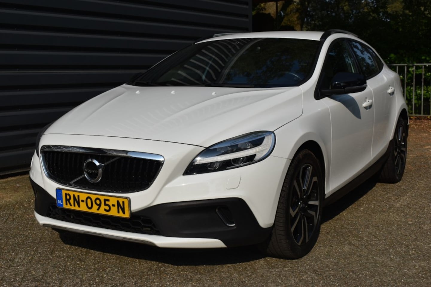 Volvo V40 Cross Country - VOLVO V40 CROSS COUNTRY!!! 2.0 D2 NORDIC+!!! 17,894 EURO!!! - AutoWereld.nl