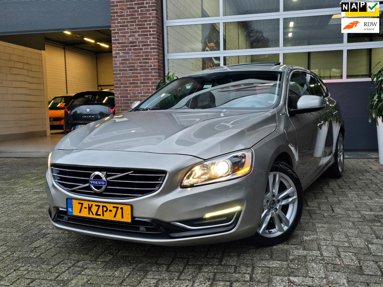 Volvo V60 - 2.4 D6 AWD Plug-In Hybrid Summum |Dakraam |Trekhaak - AutoWereld.nl