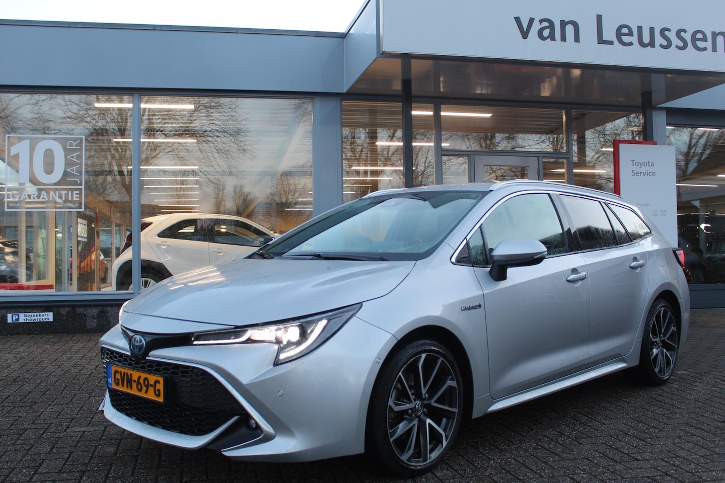 Toyota Corolla Touring Sports - 2.0 HYBRID EXECUTIVE HEAD-UP EL-ACHTERKLEP JBL DODEHOEK STOELVERW PARK.SENSOREN V+A - AutoWereld.nl