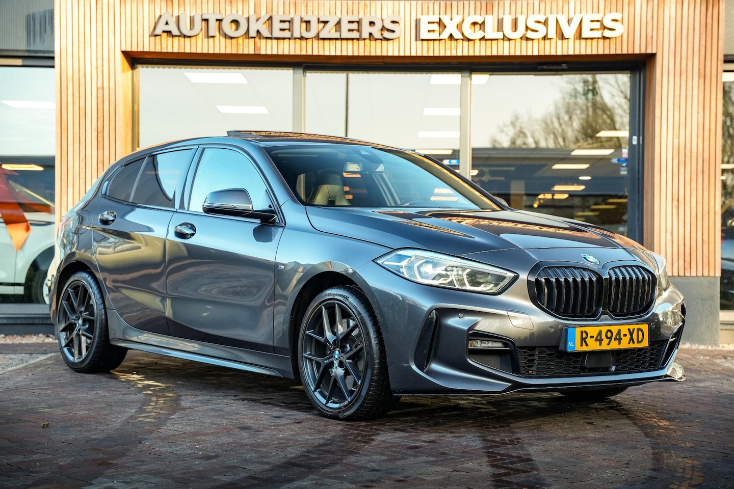 BMW 1-serie - 120d xDrive High Executive Edition M Pakket Panoramadak Ambient Sportstoelen Stuurverw. 18 - AutoWereld.nl