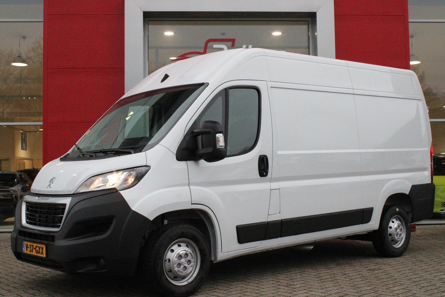 Peugeot Boxer - 2.2 BlueHDi 140PK L2H2 3.3t | APPLE CARPLAY/ANDROID AUTO | ACHTERUITRIJ CAMERA | 3-ZITS | - AutoWereld.nl