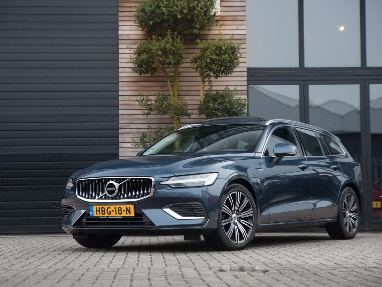 Volvo V60 - 2.0 T6 Recharge AWD R-Design Pano Cam Stoelv - AutoWereld.nl