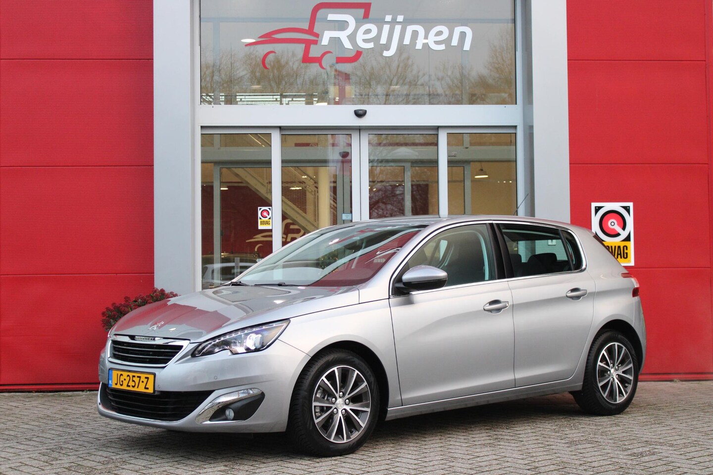 Peugeot 308 - 1.2 110PK ALLURE | NAVIGATIE | PARKEER SENSOREN VOOR EN ACHTER | FULL LED KOPLAMPEN | LICH - AutoWereld.nl