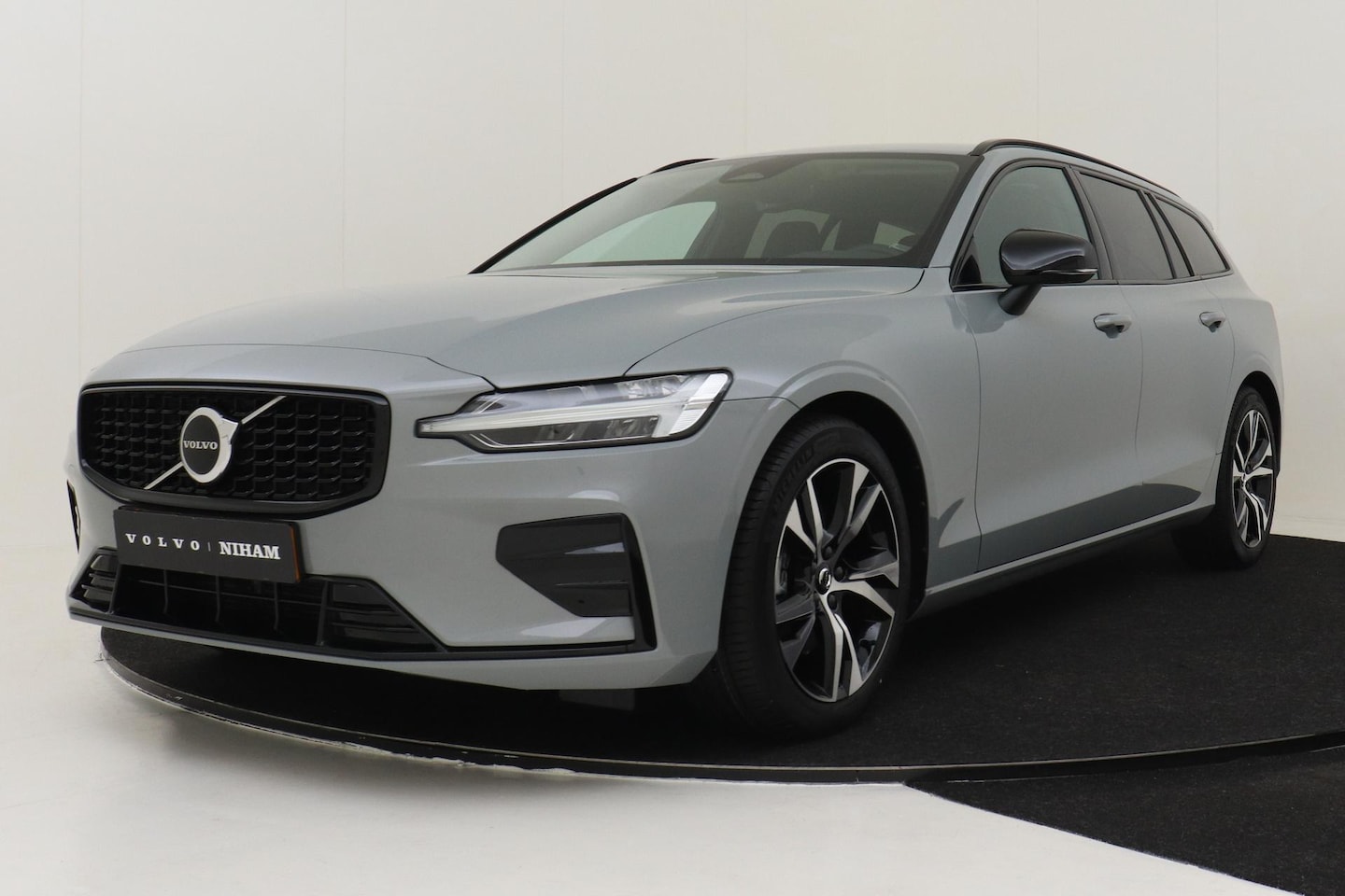 Volvo V60 - B4 (M-HYBRID) PLUS DARK -CAMERA|ADAP.CRUISE|POWER-SEATS|LEDER - AutoWereld.nl