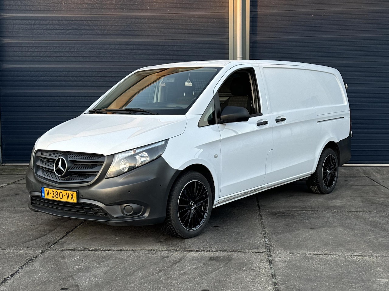 Mercedes-Benz Vito - 114 CDI Lang L2H1 / DUBBELE SCHUIFDEUR / AUTOMAAT / AIRCO / CRUISE CONTROLE / NAVI / EURO - AutoWereld.nl