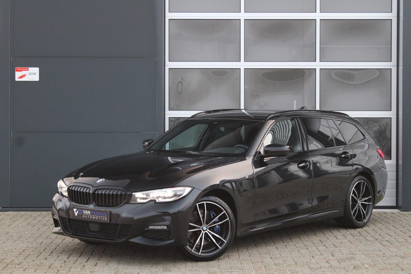 BMW 3-serie Touring - 330e High Executive M-Sport | Adaptief | HK | 19 '' | Memory - AutoWereld.nl