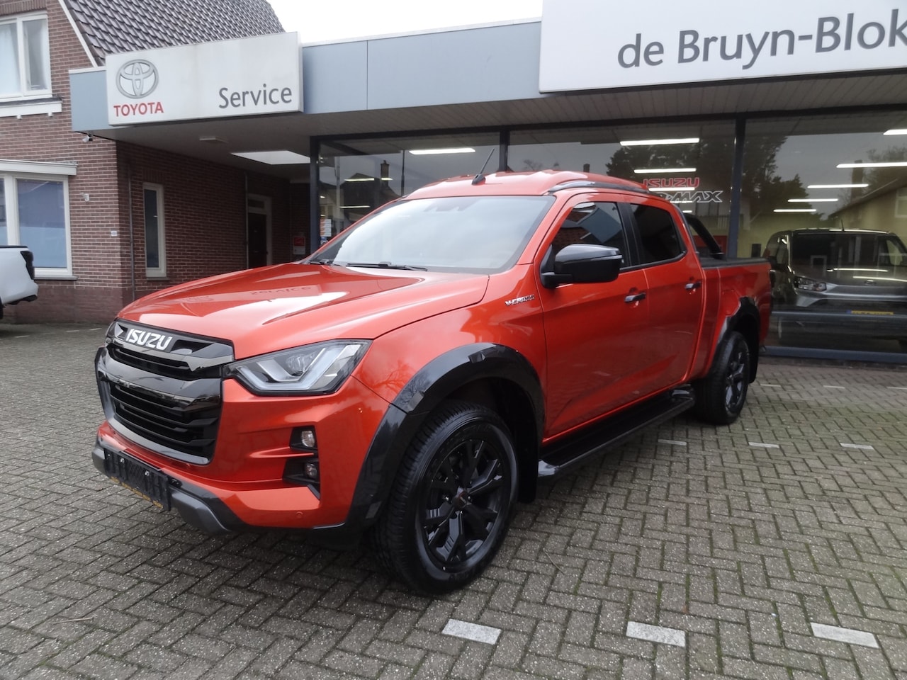 Toyota HiLux - 1.9 Isuzu D-Max V-cross 5-persoons officiële verlenging BPM-vrij! - AutoWereld.nl