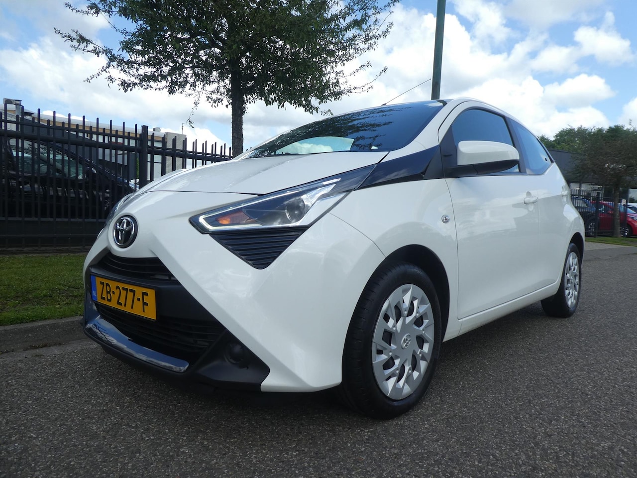 Toyota Aygo - 1.0 VVT-i 72pk 5D X-Play Navigatie Parkeer Camera AIRCO - AutoWereld.nl