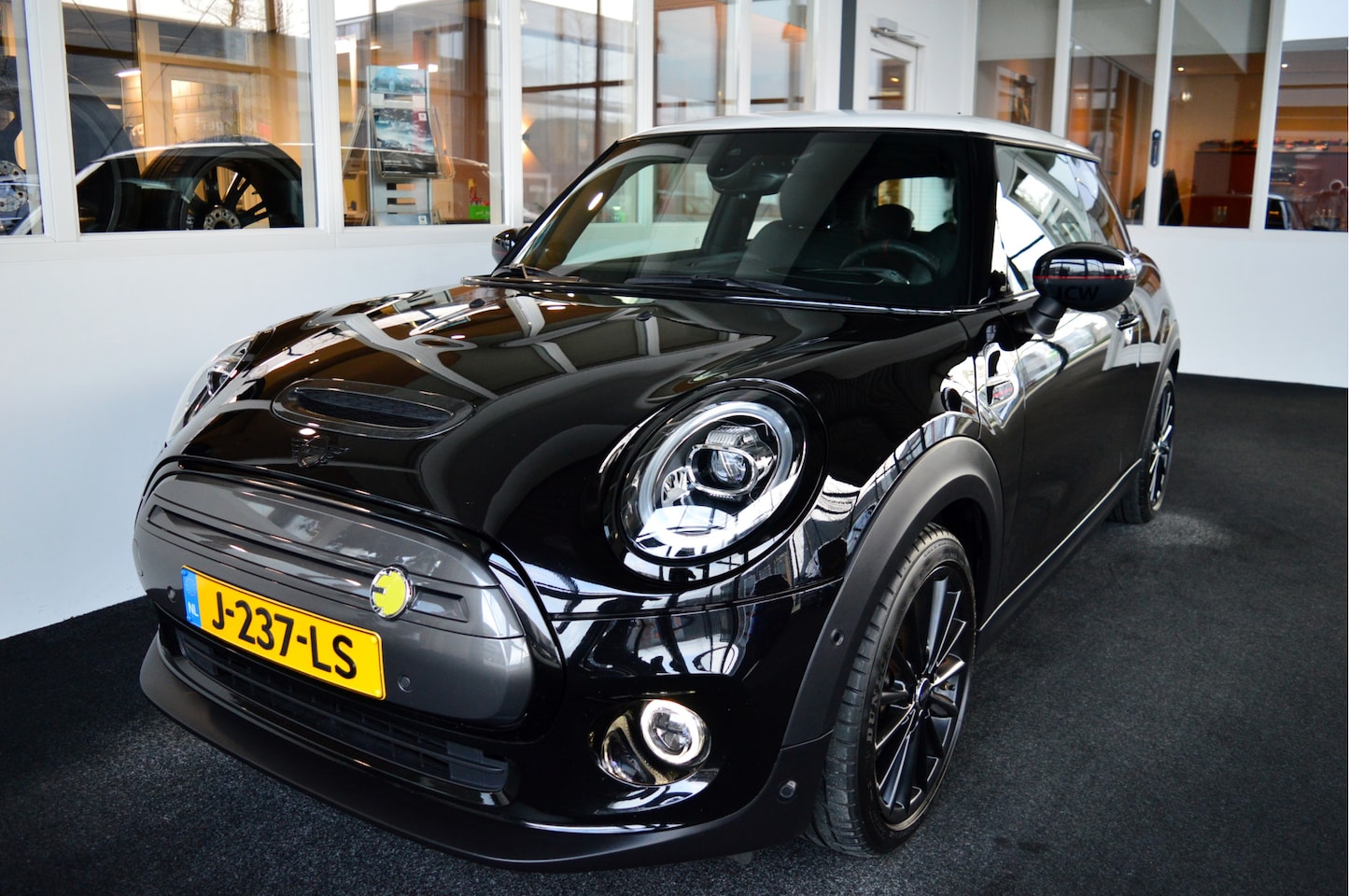 MINI Mini-Electric - Cooper SE 33kWh JCW Pack | Leder | Headup | Harman Kardon - AutoWereld.nl