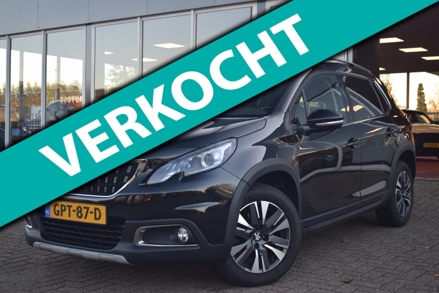 Peugeot 2008 - 1.2 PureTech Blue Lease Allure | AUTOMAAT | NAVIGATIE | HALF LEDER | CLIMATE CONTROL | CRU - AutoWereld.nl