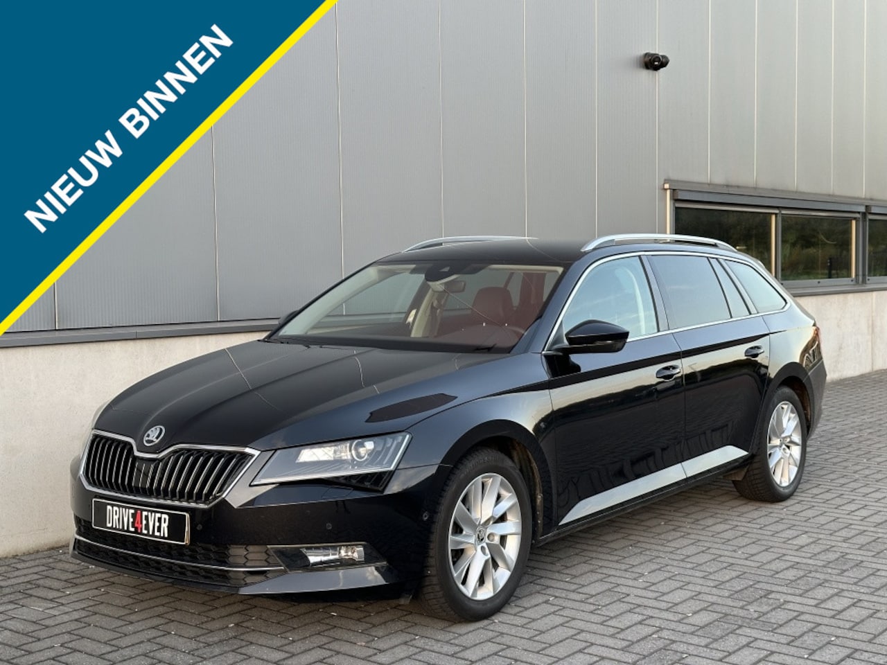 Skoda Superb Combi - 1.6 TDI Style DSG 2016 NAVI CAMERA PDC ELEK PAKKET ECC CR CONTRO - AutoWereld.nl