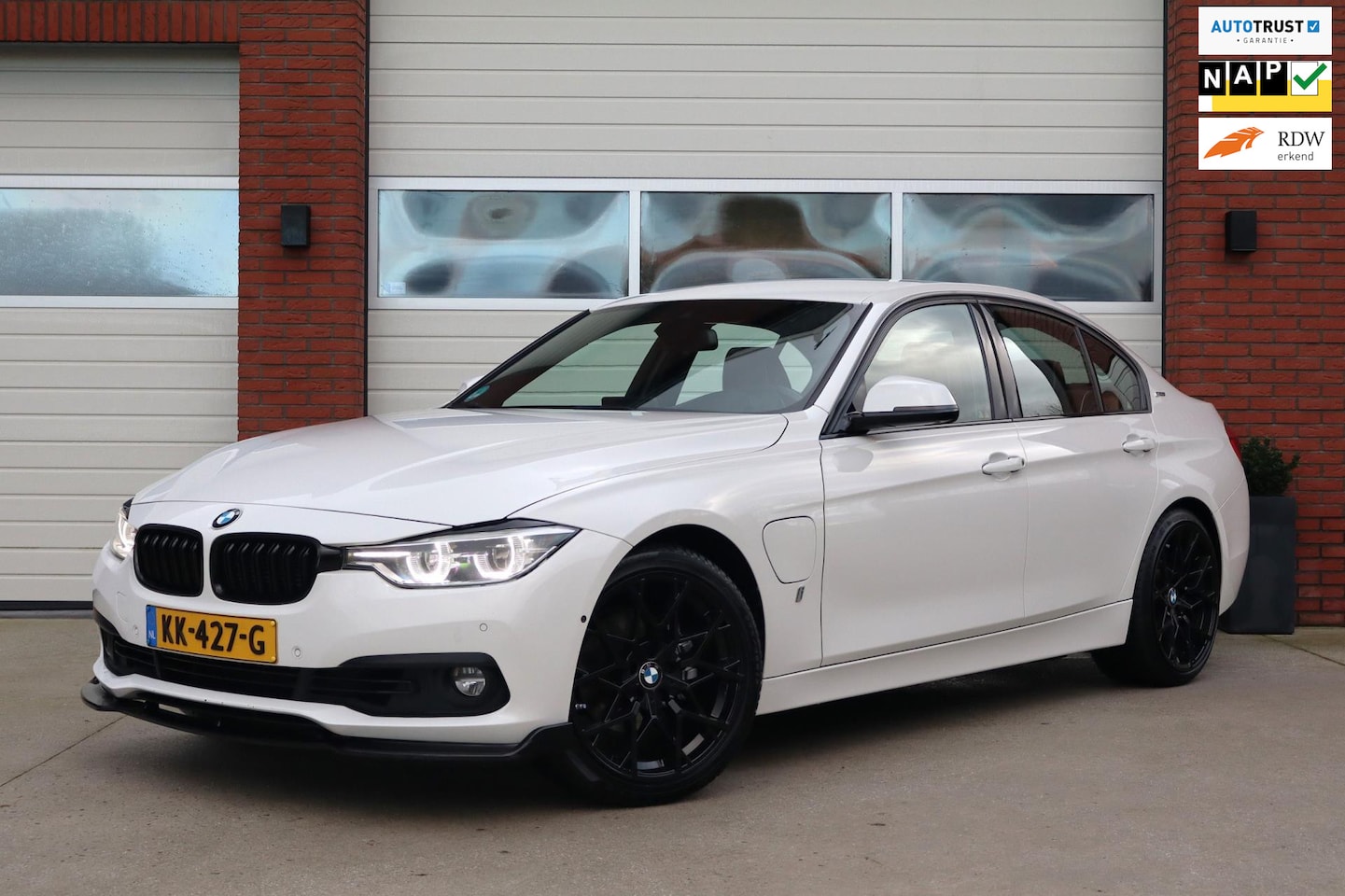 BMW 3-serie - 330e 252pk High Executive Individual - Harman Kardon - 360 view - Lederen dashboard & bekl - AutoWereld.nl