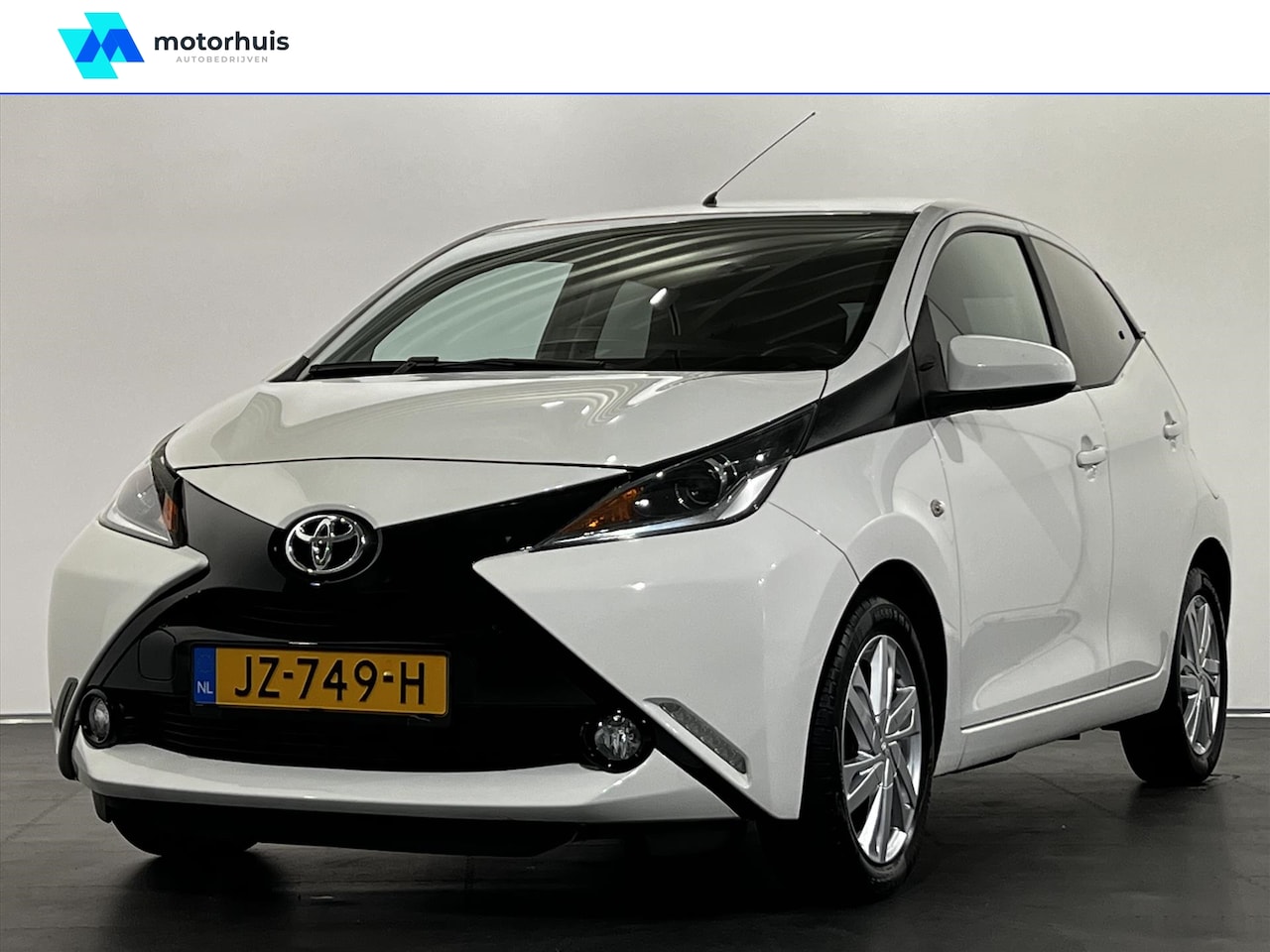 Toyota Aygo - 1.0 VVT-i 69pk 5D x-sport/camera/lichtmetalen velgen/bluetooth/airco - AutoWereld.nl