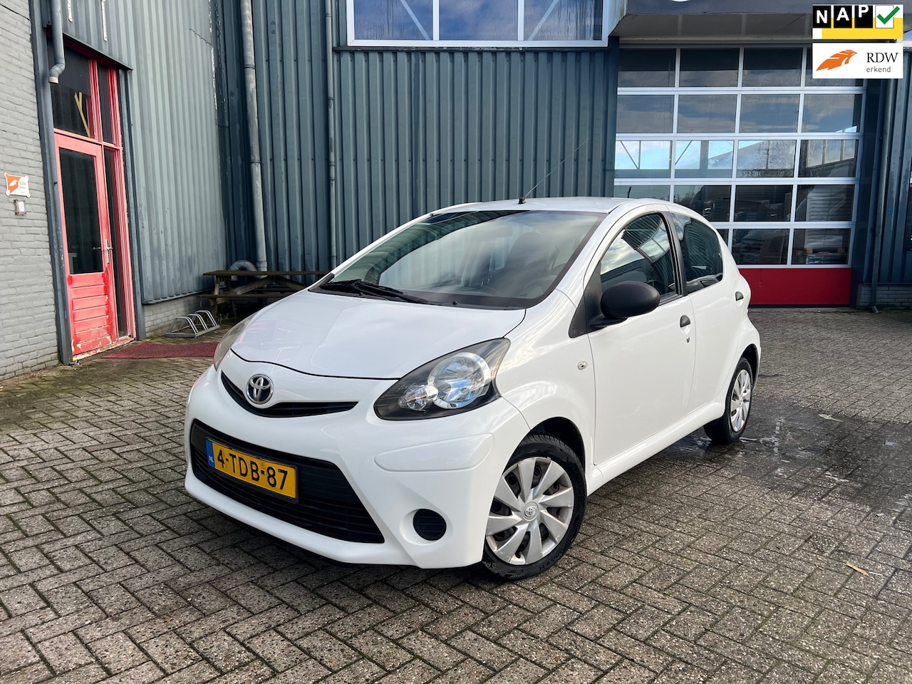 Toyota Aygo - 1.0 VVT-i Now NL Auto / APK / NAP / Airco / 5 Deurs - AutoWereld.nl