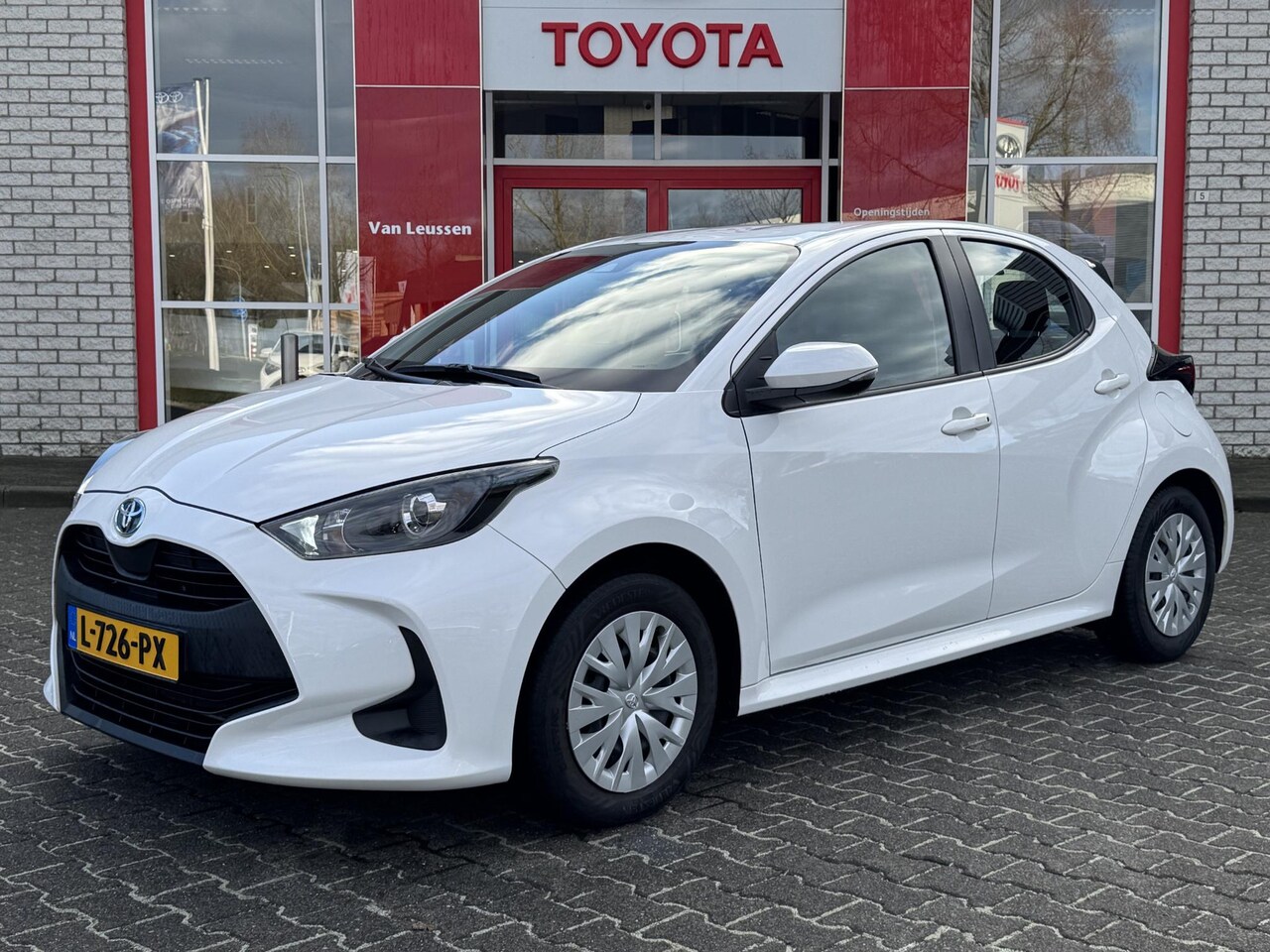 Toyota Yaris - 1.5 HYBRID APPLE/ANDROID CAMERA CLIMA AD-CRUISE DAB NL-AUTO ALL SEASON - AutoWereld.nl