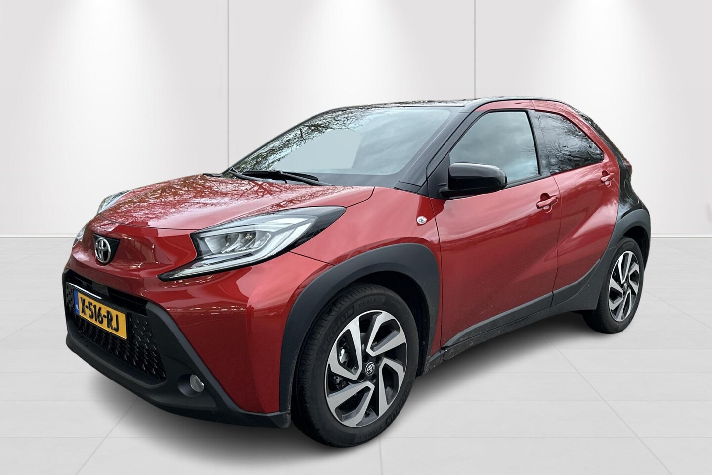 Toyota Aygo X - 1.0 VVT-i MT Pulse BI-TONE CLIMA APPLE / ANDROID GETINT GLAS 17'' LICHTMETAAL AD-CRUISE - AutoWereld.nl