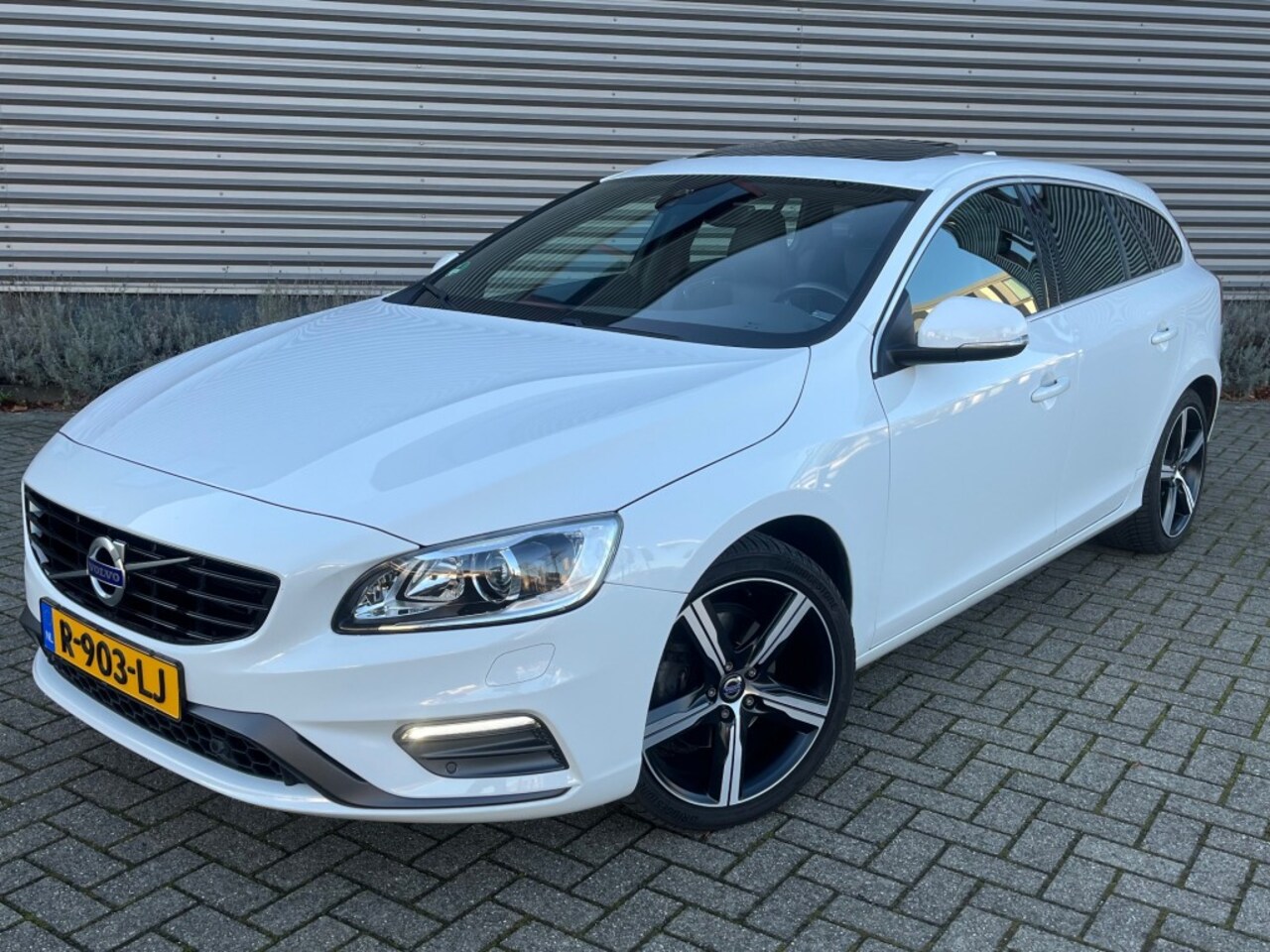 Volvo V60 - T3 R-Design Sunroof PDC Navi Automaat - AutoWereld.nl