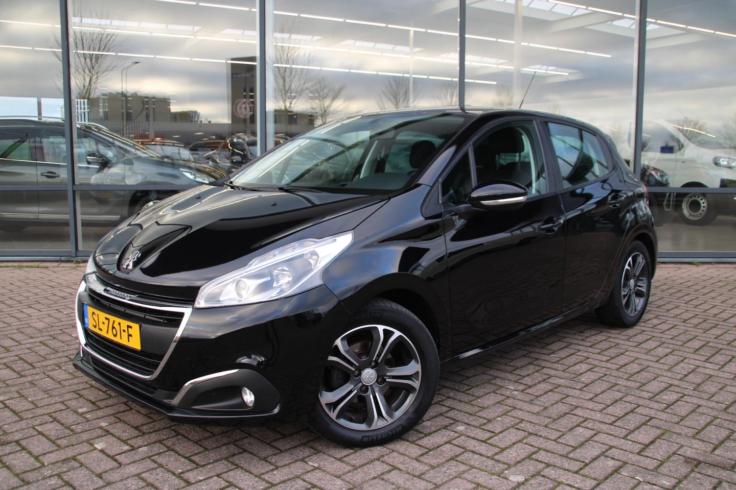 Peugeot 208 - 1.2 PureTech Blue Lion 5-drs Airco Navi Carplay - AutoWereld.nl