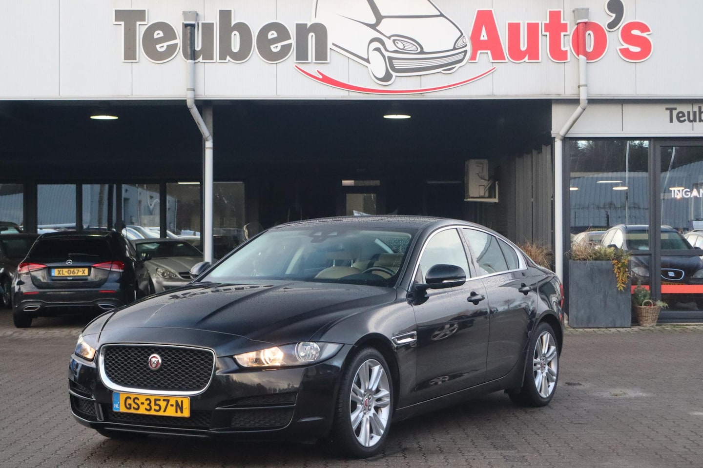 Jaguar XE - 2.0 D Portfolio Navigatie, Camera, Lederen interieur, Climate control - AutoWereld.nl