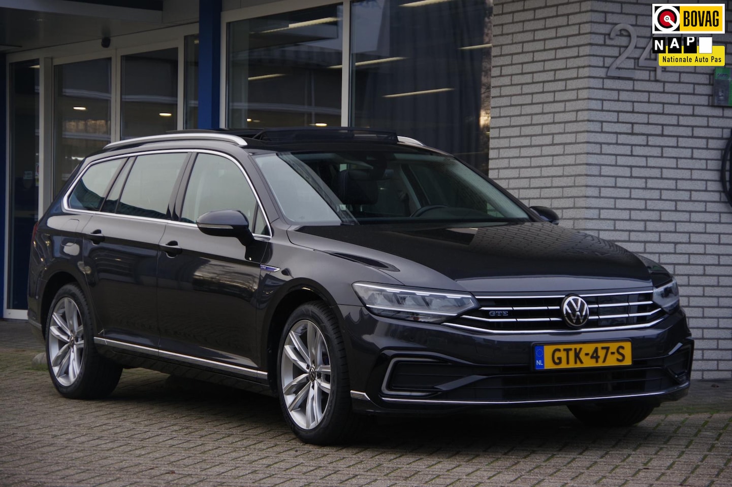 Volkswagen Passat Variant - 1.4 TSI HYBRID GTE Panoramadak Achteruitrijcamera Trekhaak - AutoWereld.nl